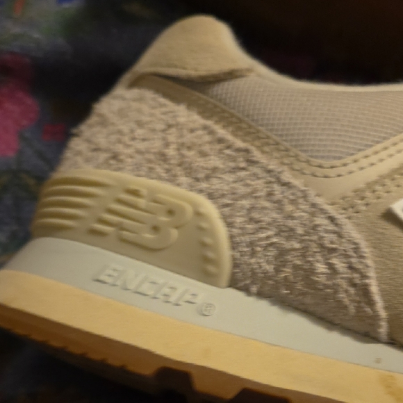 New Balance Cream and Pink Sneakers - Picture 4 of 10